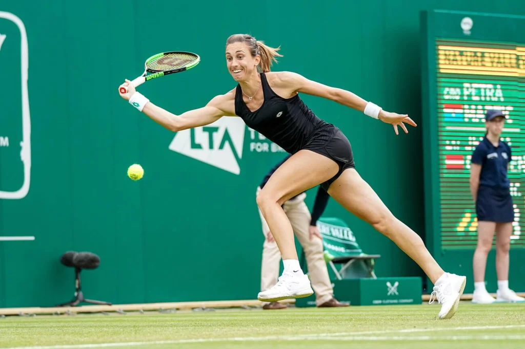 Executing the slice forehand Shot